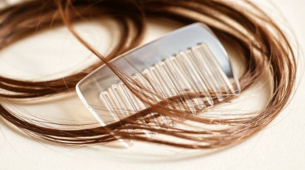 Le peigne démêlant en acétate pour des cheveux au naturel